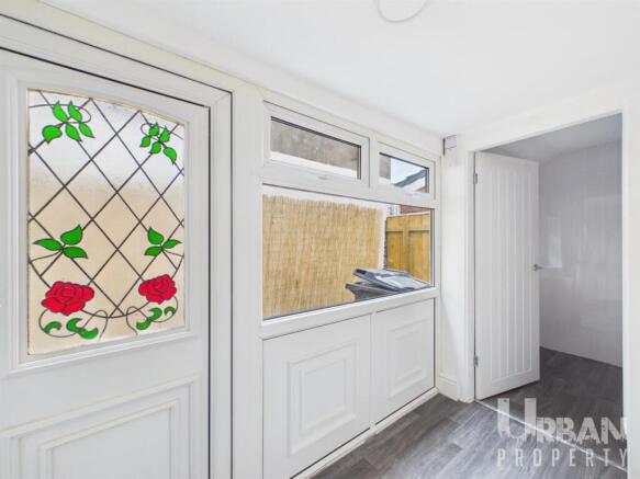 4 bed House to rent Image 9