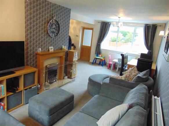 OPEN PLAN LOUNGE/DINING ROOM