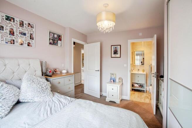 4 bed Detached for sale Image 11