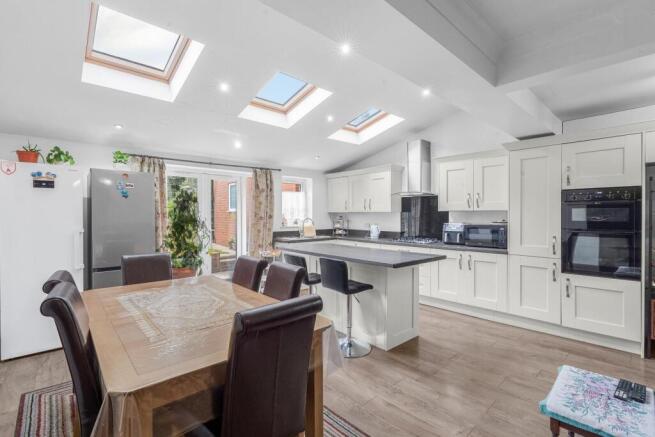 4 bed Semi-Detached for sale Image 6