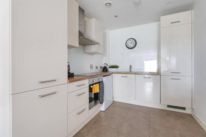 Russells Crescent, Horley, Surrey, RH6 photo 4