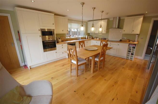 FAMILY DINING KITCHE