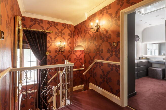 5 bed Detached for sale Image 11