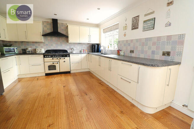 6 bed Detached for sale Image 3