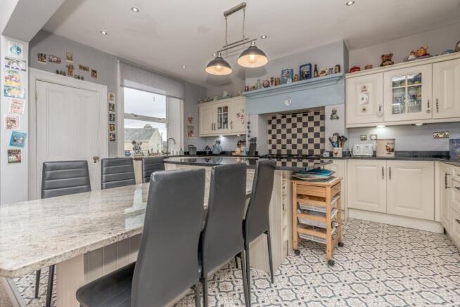 4 bed Detached for sale Image 12