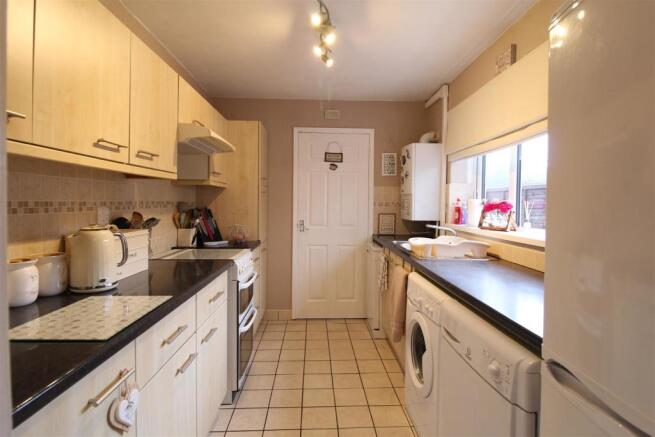 FITTED KITCHEN