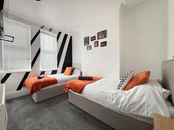 4 bed Terraced to rent Image 6