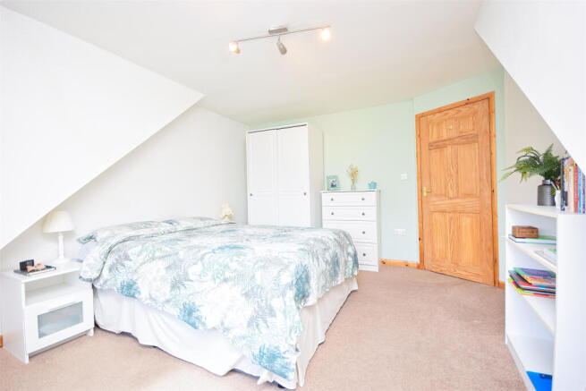 3 bed Apartment to rent Image 8