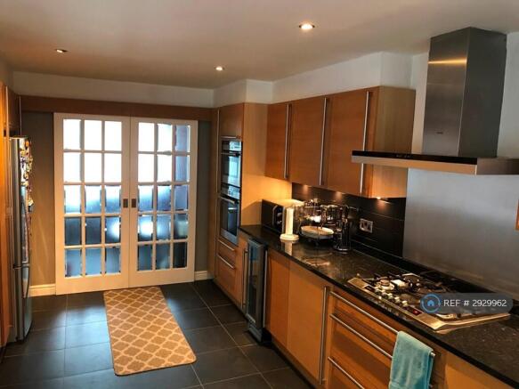 5 bed Detached to rent Image 4