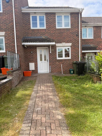 2 Bedroom Mid-Terrace House with a Garage