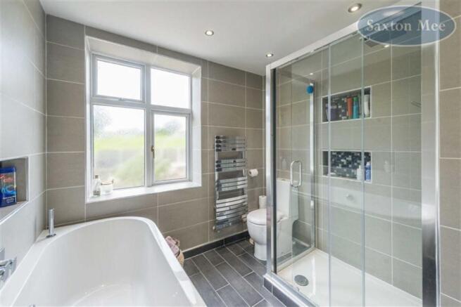 LUXURIOUS BATHROOM