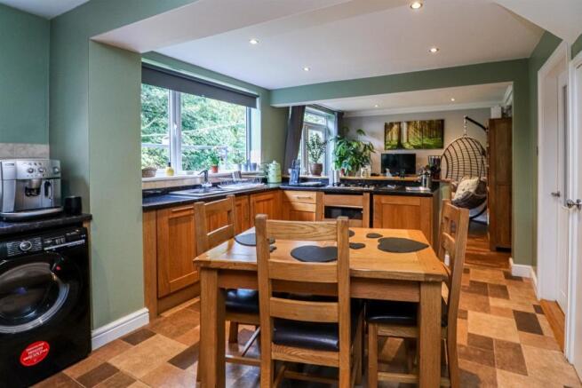 33 Manor Crescent, Walton kitchen dining (4).jpg