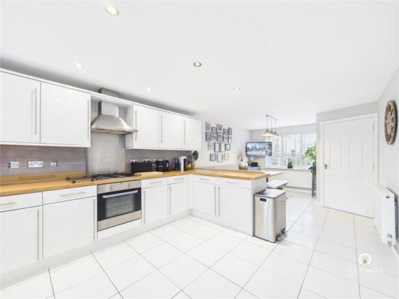 Kitchen/ Dining Area