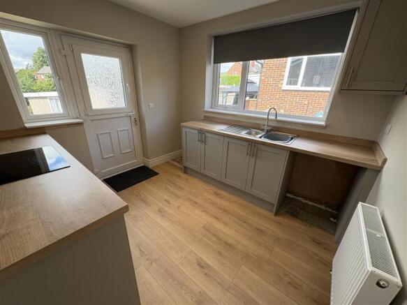 2 bed Semi-Detached Bungalow to rent Image 9