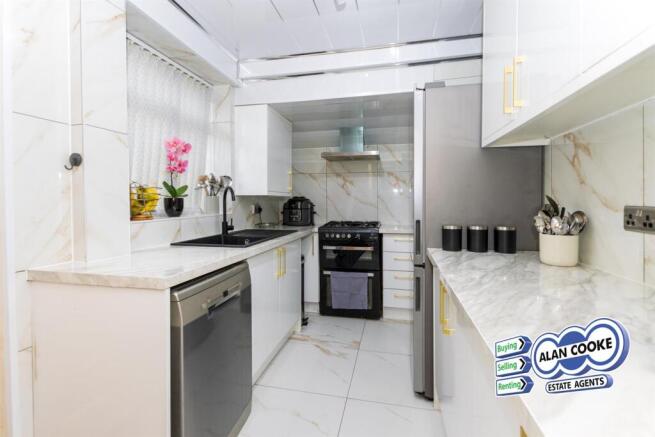 FITTED KITCHEN
