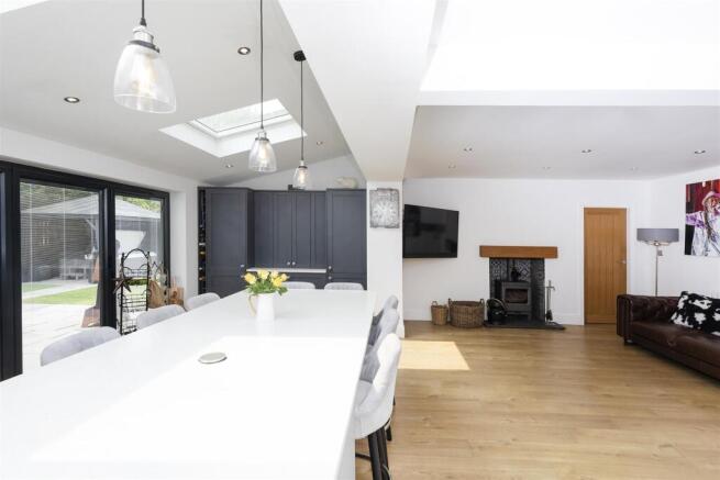 5 bed Detached for sale Image 12