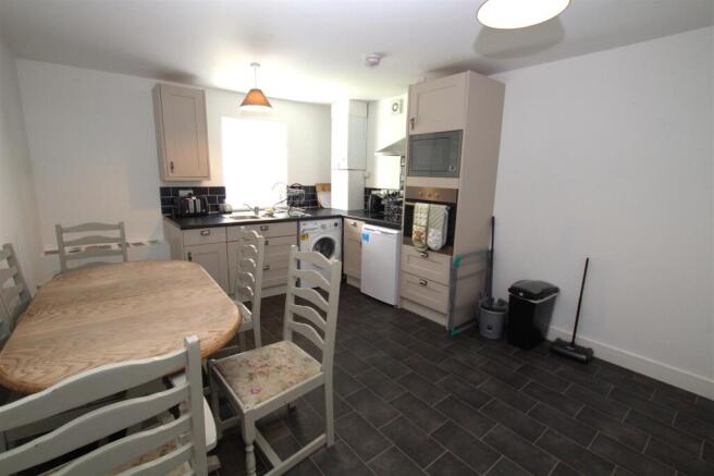 2 bed Apartment to rent Image 5