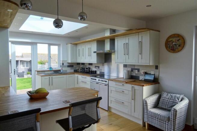 Kitchen/Dining Room: