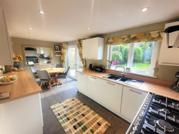 KITCHEN/DINING ROOM