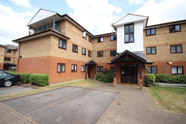 2-bed flat on Ludlow Road, Maidenhead, £240,000