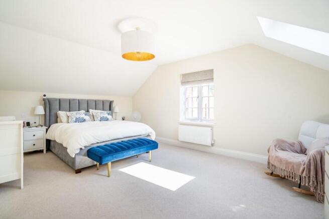 6 bed Detached for sale Image 11