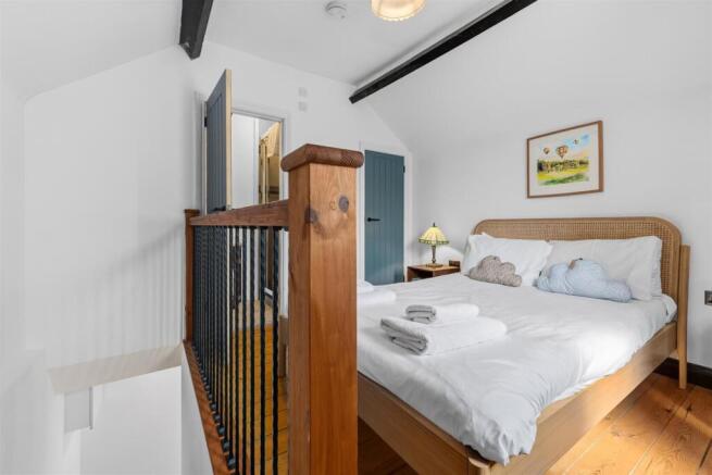 Bedroom and balustrade.jpg