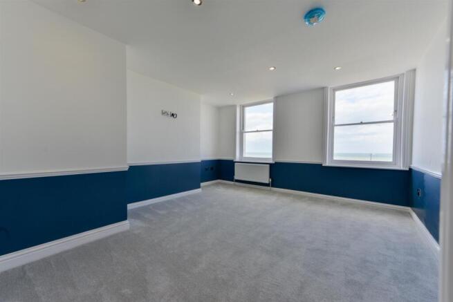 Flat 4, 12 Marine Gardens4.jpg