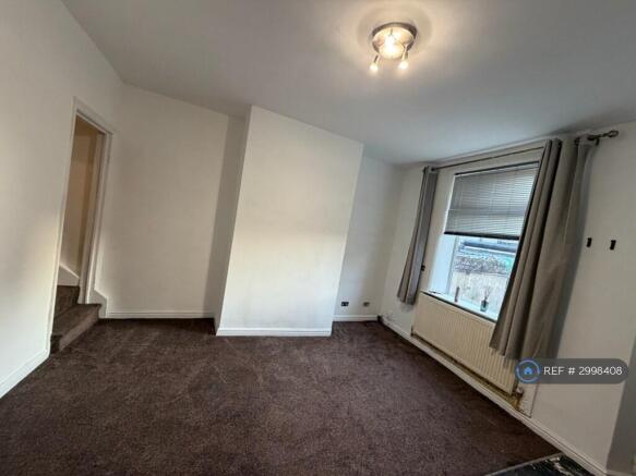 2 bed Terraced to rent Image 2