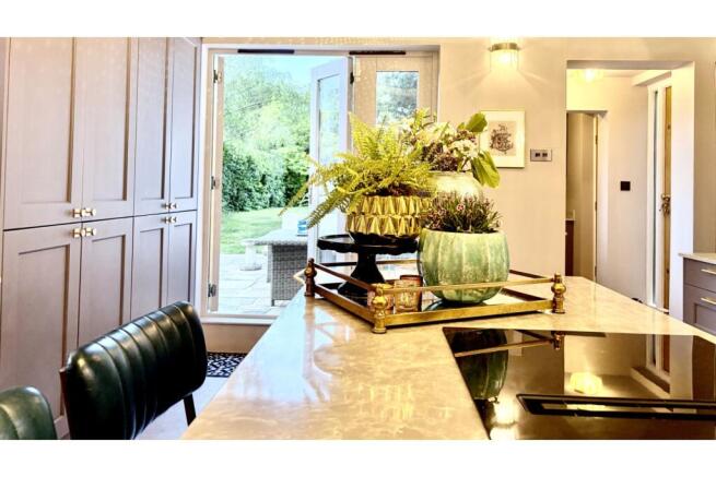 5 bed Semi-Detached for sale Image 8
