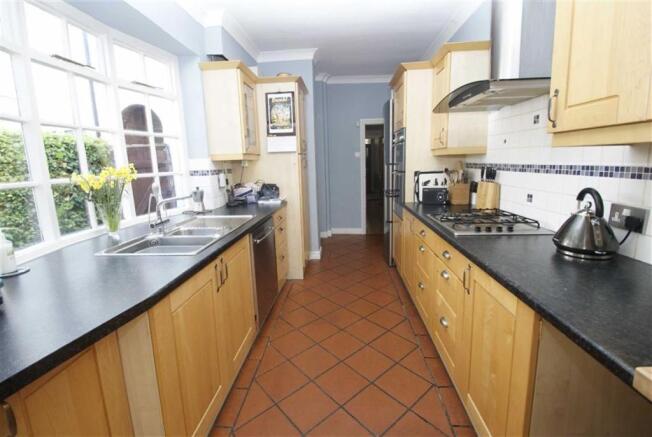 FITTED KITCHEN