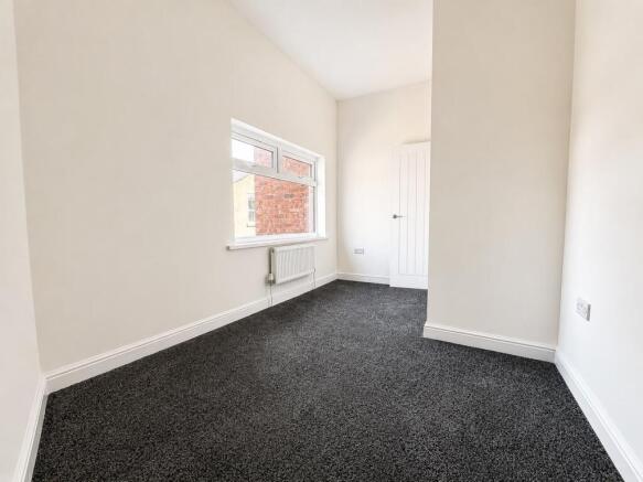 2 bed Terraced to rent Image 5