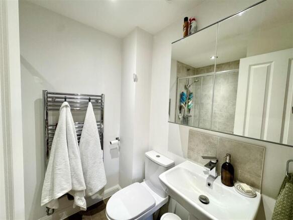 EN-SUITE SHOWER ROOM