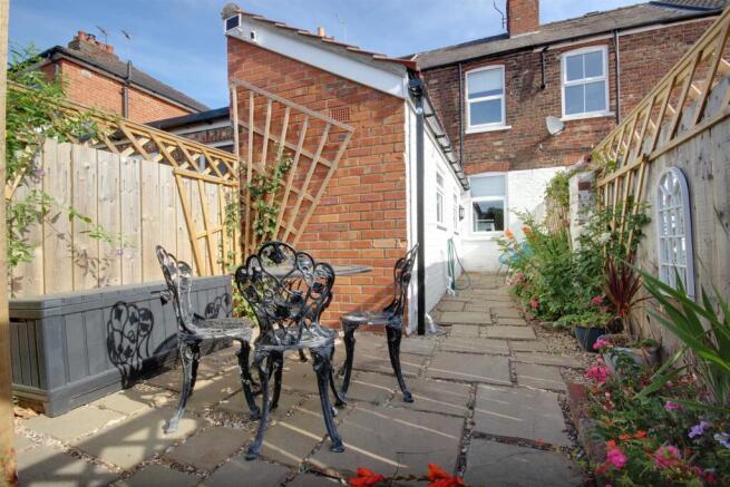 2 bed House to rent Image 10