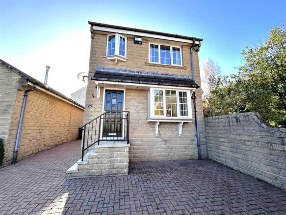 3-bed detached on Inkerman Way, Huddersfield, HD8 8UU, £300,000