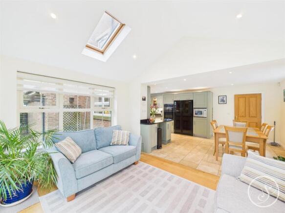 5 bed Detached for sale Image 8