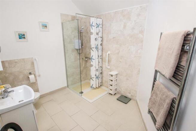 LUXURY SHOWER ROOM