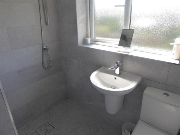 FAMILY SHOWER ROOM