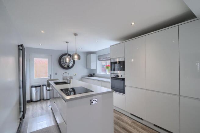 5 bed Detached for sale Image 8