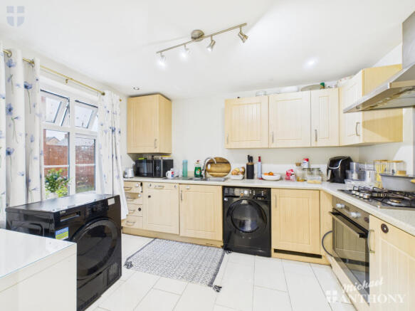 CAM03218G0-PR0829-STILL002