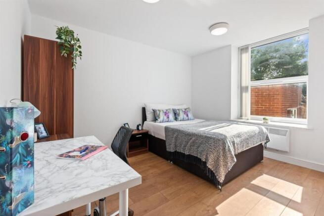 3 bed Flat to rent Image 12