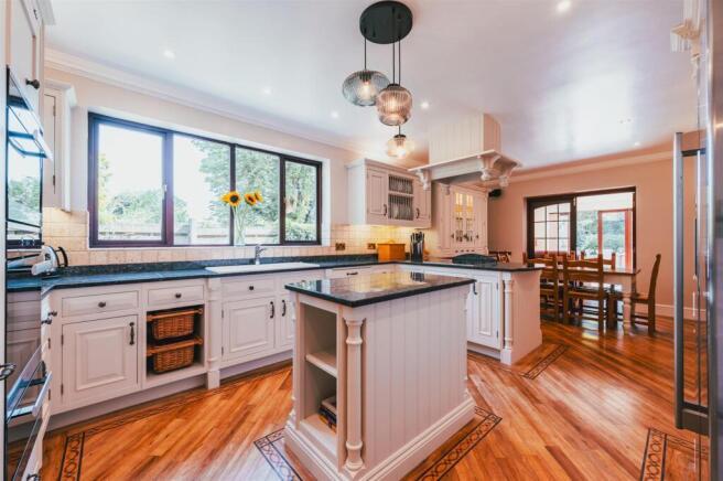 6 bed Detached for sale Image 8