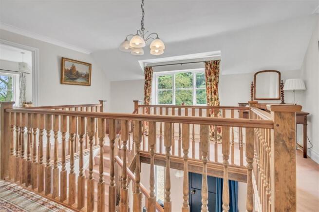 5 bed Detached for sale Image 11