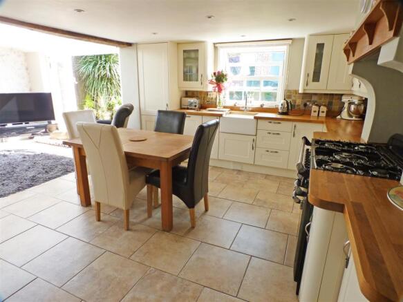 KITCHEN/BREAKFAST RO