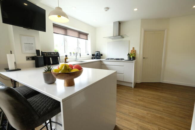KITCHEN/DINING ROOM