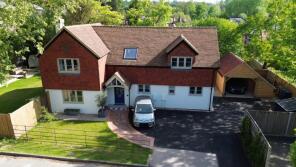 2 Tarshyne, Newstead Close, Godalming GU7 2AJ