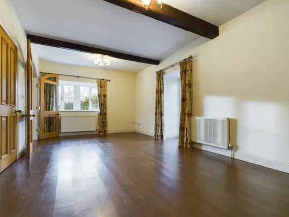 5 bed Semi-Detached to rent Image 5