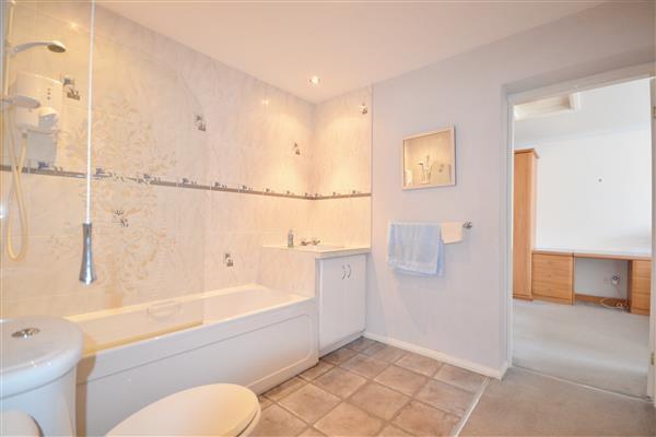 EN SUITE BATHROOM: