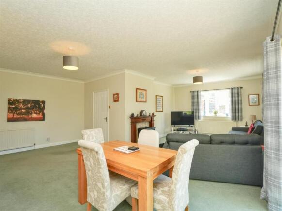4 bed Detached Bungalow for sale Image 4