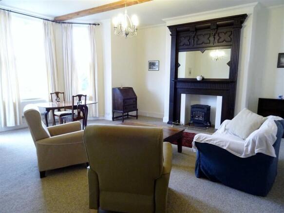 LIVING/DINING ROOM: