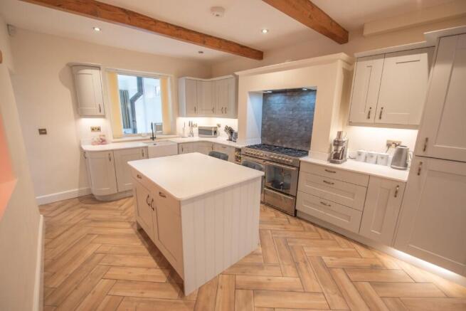4 bed Detached for sale Image 9
